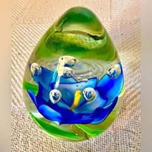 Vtg Art Glass Egg Shaped Paperweight Blue/ Violet Flower W Controlled Bubbles